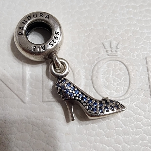 Pandora Disney, Cinderella Sparkling Slipper Dangle Charm, Fancy Light Blue CZ - Picture 1 of 6